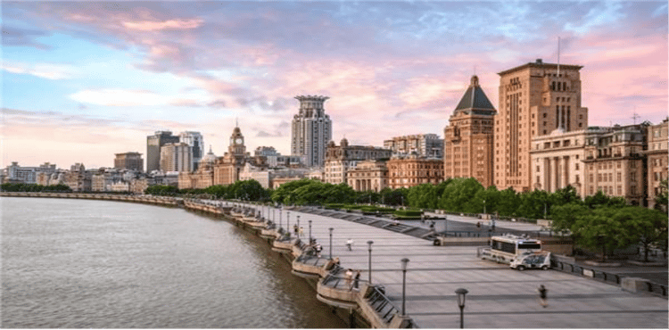 A city next to a river
AI-generated content may be incorrect.